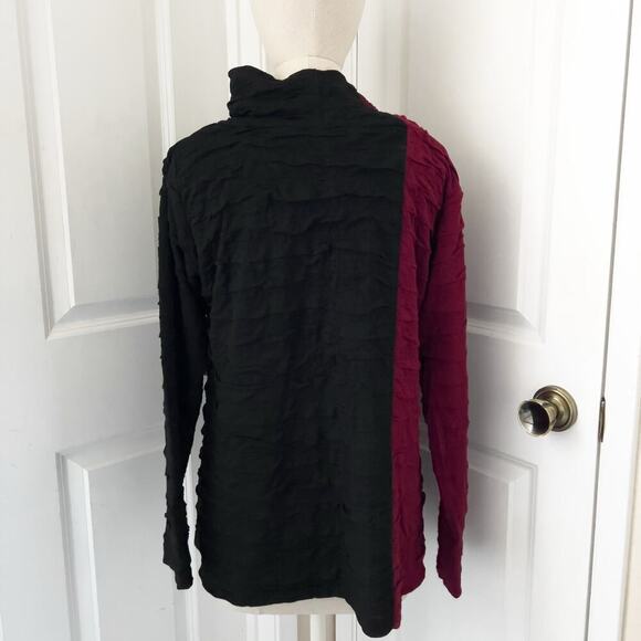 Lisa Bayne Top Shirt Medium Asymmetrical Color Clock Crinkle Button Red Black - Picture 4 of 8